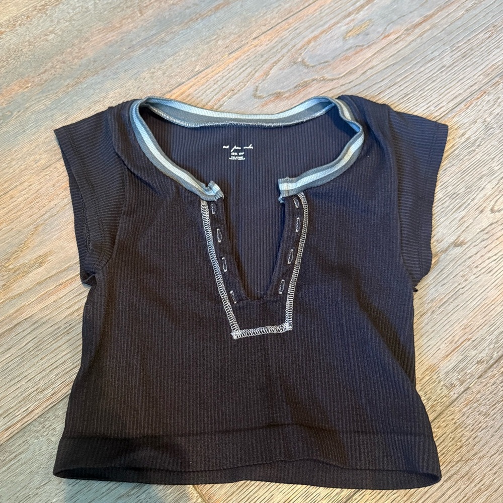 Black Out From Under Ribbed Short Sleeve Cropped Top